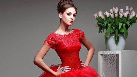 Variedad de vestidos de fiesta rojos y creando una imagen con ellos