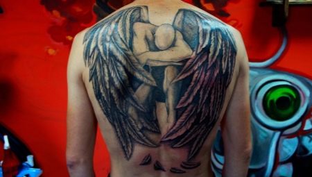 Různé tetování s andělem