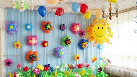 Die Halle für den Abschluss im Kindergarten mit Luftballons dekorieren
