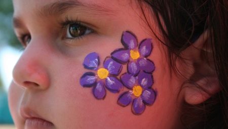 Pintura facial con la imagen de flores.