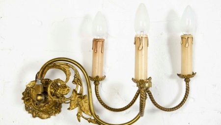 Los candelabros de bronce son una decoración encantadora para el hogar.