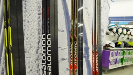 Czym różnią się narty klasyczne od nart do jazdy na łyżwach?