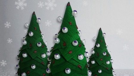 Kami membuat pohon Natal dari serbet