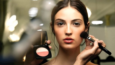 La historia de la aparición y desarrollo del maquillaje.