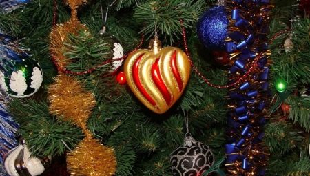Paano magandang palamutihan ang isang Christmas tree na may tinsel?