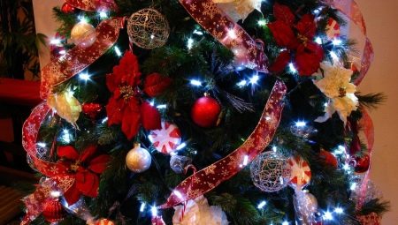 Kako lijepo ukrasiti božićno drvce s kuglicama?