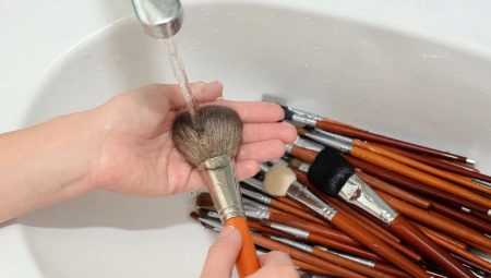 Cum se spală pensulele de machiaj?