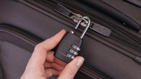 Hur öppnar man kombinationslåset på resväskan?