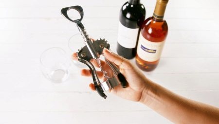 Hogyan lehet kinyitni a bort dugóhúzóval?