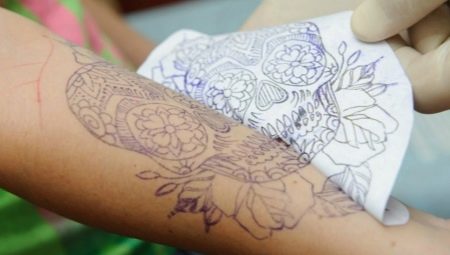 Bagaimana untuk memindahkan tatu ke badan dari kertas?