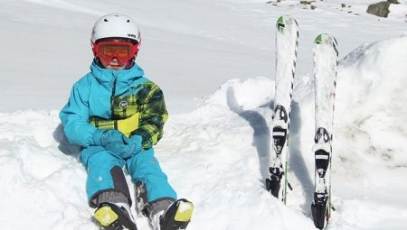 Apakah ski menuruni bukit kanak-kanak dan bagaimana untuk memilihnya?