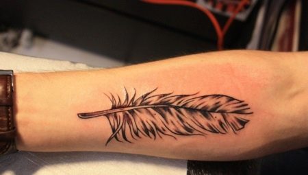 Que sont les tatouages ​​​​de plumes et où les obtenir?