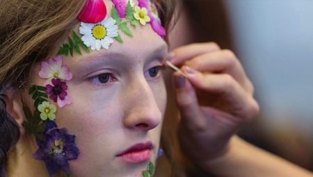 Mode-Make-up mit Blumen