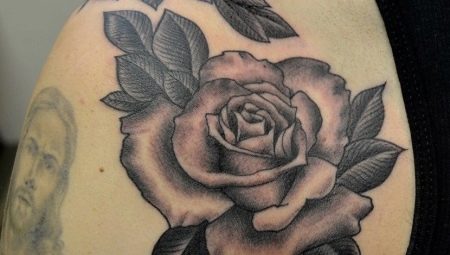 Examen de tatouage de rose noire