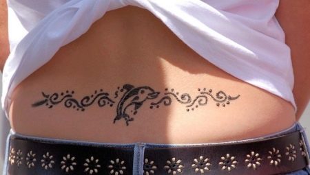 Recenzia tetovania na spodnej časti chrbta