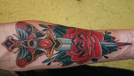 Recensione del tatuaggio della rosa con un pugnale