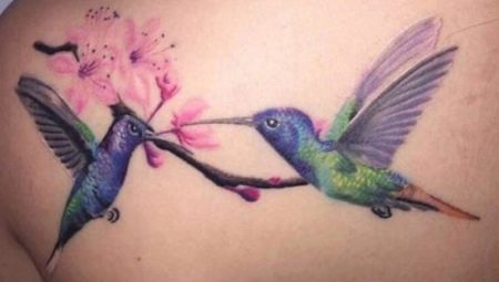 Revisión del tatuaje de colibrí