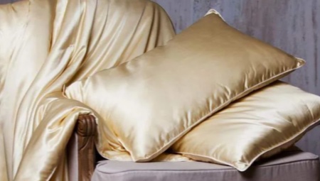 Značajke svilenih jastuka i savjeti za njegu