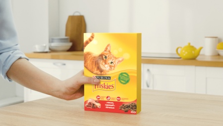 Variedad de alimentos para gatos y gatos Friskies