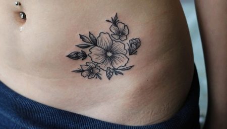 Vielzahl von Tattoos auf dem Bauch