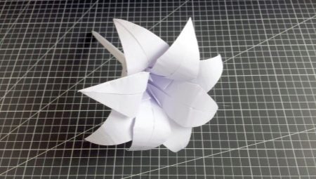 Membuat origami dalam bentuk bunga lili