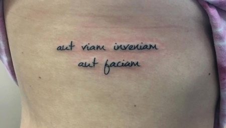 Tetovējums meitenēm uzrakstu veidā latīņu valodā ar tulkojumu