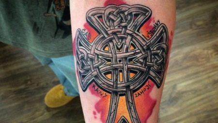 Tatuagem da cruz celta: significado e esboços