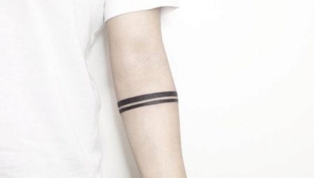 Tatuaje en el brazo en forma de rayas.