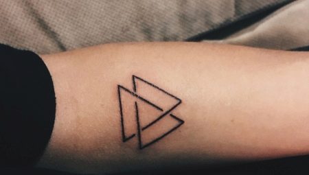 Tetovanie s tromi trojuholníkmi