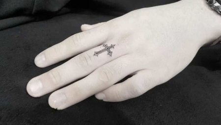 Tatuaje en forma de cruz en los dedos: significado y variedades.