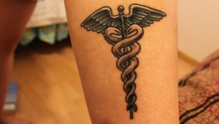 Tattoo in the form of a caduceus symbol