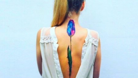 Tatuajes a lo largo de la columna vertebral para niñas.