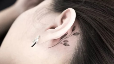 Tatuaje detrás de la oreja para niñas