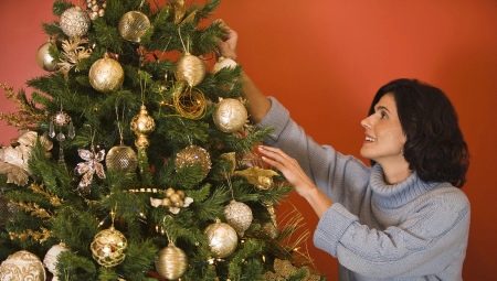 Pagpapalamuti ng Christmas tree na may mga gintong laruan
