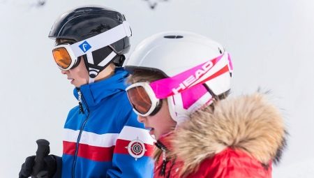 Escolhendo um capacete de esqui para crianças