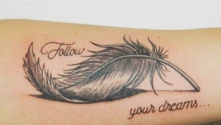 El significado de un tatuaje con una pluma para niñas y su variedad.