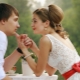Svatební šaty s červeným páskem - klademe velkolepé akcenty