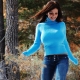 Niebieskie swetry