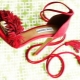 Raudoni sandalai