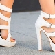 Beyaz topuklu sandaletler