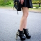 Ankle boots na may studs