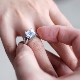 Di tangan yang manakah cincin perkahwinan itu?
