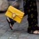 Wat te dragen met een gele tas?