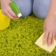 Hoe maak je je tapijt thuis schoon met zuiveringszout en azijn?