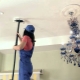 Hoe maak je een spanplafond schoon?