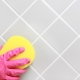 Menyusun sesuatu di bilik mandi: bagaimana untuk membersihkan jahitan di antara jubin?