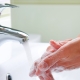 Bagaimana untuk mencuci busa poliuretana dari tangan anda?