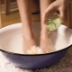 Baños de pies con sal marina: ¿qué es útil y cómo hacerlo?