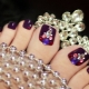 Pedicura con diamantes de imitación en los dedos gordos del pie: opciones de diseño