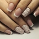 Chaqueta blanca con un patrón en las uñas: ideas originales y relevancia.